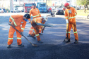 Do Bairro Novo ao Santa Cândida, 59 ruas de Curitiba passam por obras de recuperação e revitalização com apoio do Governo do Estado. O governador Carlos Massa Ratinho Junior e o prefeito Rafael Greca assinaram em março deste ano a homologação de obras de fresagem e recape em 47 quilômetros de vias de 36 bairros da Capital. O investimento soma R$ 25,3 milhões.