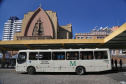 Novas linhas de ônibus, ampliações, reformas, desburocratização e um subsídio que garante preços justos para a população foram as principais iniciativas implementadas pela Coordenação da Região Metropolitana de Curitiba (Comec) nos primeiros sete meses do ano. Os resultados mudam positivamente a vida de cerca de 500 mil pessoas que usam diariamente 900 ônibus, circulando entre 19 municípios e a capital. Terminal do Guadalupe.