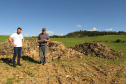 Agrônomo Rebert, da Sanepar, e produtor Aristeu Franco, de Balsa Nova.Foto: Divulgação/Sanepar