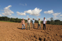 Técnico Rosala Hakim e agrônomo Rebert com produtores da Lapa.Foto: Divulgação/Sanepar