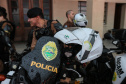 A Polícia Militar do Paraná (PM-PR) iniciou uma mega-operação (Operação 100) em Curitiba  e Região Metropolitana nesta sexta-feira (2). São 165 viaturas, 550 policiais militares de todos os batalhões espalhados pelos municípios com auxílio de motocicletas, cães, cavalos e helicóptero.  Curitiba, 02/08/2019 -  Foto: Geraldo Bubniak/ANPr