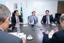 O governador Carlos Massa Ratinho Junior e o secretário nacional de Aviação Civil, Ronei Glanzmann, anunciaram nesta terça-feira (6), em Brasília, que a ampliação da pista do Aeroporto Internacional de Foz do Iguaçu (Cataratas) será feita antes da concessão para a iniciativa privada.