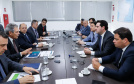 O governador Carlos Massa Ratinho Junior e o secretário nacional de Aviação Civil, Ronei Glanzmann, anunciaram nesta terça-feira (6), em Brasília, que a ampliação da pista do Aeroporto Internacional de Foz do Iguaçu (Cataratas) será feita antes da concessão para a iniciativa privada.