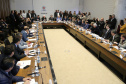 O governador Carlos Massa Ratinho Junior apresentou nesta quarta-feira (7) aos deputados estaduais um banco de projetos de R$ 350 milhões para reestruturação de rodovias, ferrovias e da segurança pública. Ele tem formato inédito no Estado e foi deseenvolvido em parceria com os parlamentares para resolver os maiores gargalos dessas áreas. O lançamento oficial acontecerá ainda neste mês. Foto: José Fernando Ogura/ANPr