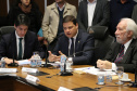 O governador Carlos Massa Ratinho Junior apresentou nesta quarta-feira (7) aos deputados estaduais um banco de projetos de R$ 350 milhões para reestruturação de rodovias, ferrovias e da segurança pública. Ele tem formato inédito no Estado e foi deseenvolvido em parceria com os parlamentares para resolver os maiores gargalos dessas áreas. O lançamento oficial acontecerá ainda neste mês. Foto: José Fernando Ogura/ANPr