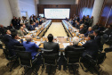O governador Carlos Massa Ratinho Junior apresentou nesta quarta-feira (7) aos deputados estaduais um banco de projetos de R$ 350 milhões para reestruturação de rodovias, ferrovias e da segurança pública. Ele tem formato inédito no Estado e foi deseenvolvido em parceria com os parlamentares para resolver os maiores gargalos dessas áreas. O lançamento oficial acontecerá ainda neste mês. Foto: José Fernando Ogura/ANPr