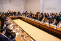 O governador Carlos Massa Ratinho Junior apresentou nesta quarta-feira (7) aos deputados estaduais um banco de projetos de R$ 350 milhões para reestruturação de rodovias, ferrovias e da segurança pública. Ele tem formato inédito no Estado e foi deseenvolvido em parceria com os parlamentares para resolver os maiores gargalos dessas áreas. O lançamento oficial acontecerá ainda neste mês.