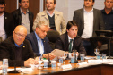 O governador Carlos Massa Ratinho Junior apresentou nesta quarta-feira (7) aos deputados estaduais um banco de projetos de R$ 350 milhões para reestruturação de rodovias, ferrovias e da segurança pública. Ele tem formato inédito no Estado e foi deseenvolvido em parceria com os parlamentares para resolver os maiores gargalos dessas áreas. O lançamento oficial acontecerá ainda neste mês.
