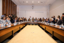 O governador Carlos Massa Ratinho Junior apresentou nesta quarta-feira (7) aos deputados estaduais um banco de projetos de R$ 350 milhões para reestruturação de rodovias, ferrovias e da segurança pública. Ele tem formato inédito no Estado e foi deseenvolvido em parceria com os parlamentares para resolver os maiores gargalos dessas áreas. O lançamento oficial acontecerá ainda neste mês.