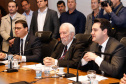 O governador Carlos Massa Ratinho Junior apresentou nesta quarta-feira (7) aos deputados estaduais um banco de projetos de R$ 350 milhões para reestruturação de rodovias, ferrovias e da segurança pública. Ele tem formato inédito no Estado e foi deseenvolvido em parceria com os parlamentares para resolver os maiores gargalos dessas áreas. O lançamento oficial acontecerá ainda neste mês.