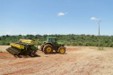 Máquinas cada vez mais altas cruzam os campos durante o plantio, a pulverização e a colheita da plantação. Mas a tecnologia que agiliza o trabalho no campo também exige uma atenção maior do produtor para um risco que nem sempre é lembrado: o toque acidental na fiação elétrica. Foto: Divulgação/Copel