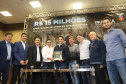 O governador Carlos Massa Ratinho Junior reúne-se com prefeitos na sede da Associação dos Municípios do Sudoeste do Paraná (Amsop), em Francisco Beltrão e assina autorização para licitações de obras para a infraestrutura urbana