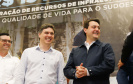 Obras de infraestrutura, melhorias em escolas, reformas e construção de postos de saúde estão no pacote de investimentos que o Governo do Estado fará em 24 cidades da região Sudoeste. O governador Carlos Massa Ratinho Junior se reuniu nesta quinta-feira (8) com os prefeitos na sede da Associação dos Municípios do Sudoeste do Paraná (Amsop), em Francisco Beltrão, e assinou as ordens de serviço e homologação das licitações para dar início às obras e ações.