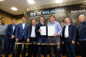 Obras de infraestrutura, melhorias em escolas, reformas e construção de postos de saúde estão no pacote de investimentos que o Governo do Estado fará em 24 cidades da região Sudoeste. O governador Carlos Massa Ratinho Junior se reuniu nesta quinta-feira (8) com os prefeitos na sede da Associação dos Municípios do Sudoeste do Paraná (Amsop), em Francisco Beltrão, e assinou as ordens de serviço e homologação das licitações para dar início às obras e ações.