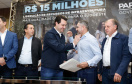 Obras de infraestrutura, melhorias em escolas, reformas e construção de postos de saúde estão no pacote de investimentos que o Governo do Estado fará em 24 cidades da região Sudoeste. O governador Carlos Massa Ratinho Junior se reuniu nesta quinta-feira (8) com os prefeitos na sede da Associação dos Municípios do Sudoeste do Paraná (Amsop), em Francisco Beltrão, e assinou as ordens de serviço e homologação das licitações para dar início às obras e ações.