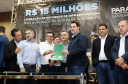 Obras de infraestrutura, melhorias em escolas, reformas e construção de postos de saúde estão no pacote de investimentos que o Governo do Estado fará em 24 cidades da região Sudoeste. O governador Carlos Massa Ratinho Junior se reuniu nesta quinta-feira (8) com os prefeitos na sede da Associação dos Municípios do Sudoeste do Paraná (Amsop), em Francisco Beltrão, e assinou as ordens de serviço e homologação das licitações para dar início às obras e ações.