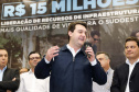 Obras de infraestrutura, melhorias em escolas, reformas e construção de postos de saúde estão no pacote de investimentos que o Governo do Estado fará em 24 cidades da região Sudoeste. O governador Carlos Massa Ratinho Junior se reuniu nesta quinta-feira (8) com os prefeitos na sede da Associação dos Municípios do Sudoeste do Paraná (Amsop), em Francisco Beltrão, e assinou as ordens de serviço e homologação das licitações para dar início às obras e ações.
