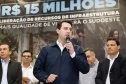 Obras de infraestrutura, melhorias em escolas, reformas e construção de postos de saúde estão no pacote de investimentos que o Governo do Estado fará em 24 cidades da região Sudoeste. O governador Carlos Massa Ratinho Junior se reuniu nesta quinta-feira (8) com os prefeitos na sede da Associação dos Municípios do Sudoeste do Paraná (Amsop), em Francisco Beltrão, e assinou as ordens de serviço e homologação das licitações para dar início às obras e ações.