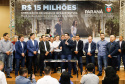 Obras de infraestrutura, melhorias em escolas, reformas e construção de postos de saúde estão no pacote de investimentos que o Governo do Estado fará em 24 cidades da região Sudoeste. O governador Carlos Massa Ratinho Junior se reuniu nesta quinta-feira (8) com os prefeitos na sede da Associação dos Municípios do Sudoeste do Paraná (Amsop), em Francisco Beltrão, e assinou as ordens de serviço e homologação das licitações para dar início às obras e ações.