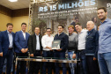 Obras de infraestrutura, melhorias em escolas, reformas e construção de postos de saúde estão no pacote de investimentos que o Governo do Estado fará em 24 cidades da região Sudoeste. O governador Carlos Massa Ratinho Junior se reuniu nesta quinta-feira (8) com os prefeitos na sede da Associação dos Municípios do Sudoeste do Paraná (Amsop), em Francisco Beltrão, e assinou as ordens de serviço e homologação das licitações para dar início às obras e ações.