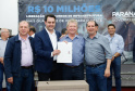 Novos veículos, ruas pavimentadas, construção de escola, de quadra de esportes e de barracões industriais estão entre os investimentos que 24 municípios do Oeste do Paraná farão com apoio do Governo do Estado. O governador Carlos Massa Ratinho Junior esteve nesta sexta-feira (09) em Toledo para assinar as licitações e homologações dos projetos.