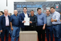 Novos veículos, ruas pavimentadas, construção de escola, de quadra de esportes e de barracões industriais estão entre os investimentos que 24 municípios do Oeste do Paraná farão com apoio do Governo do Estado. O governador Carlos Massa Ratinho Junior esteve nesta sexta-feira (09) em Toledo para assinar as licitações e homologações dos projetos.