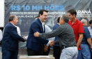 Novos veículos, ruas pavimentadas, construção de escola, de quadra de esportes e de barracões industriais estão entre os investimentos que 24 municípios do Oeste do Paraná farão com apoio do Governo do Estado. O governador Carlos Massa Ratinho Junior esteve nesta sexta-feira (09) em Toledo para assinar as licitações e homologações dos projetos.
