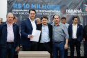 Novos veículos, ruas pavimentadas, construção de escola, de quadra de esportes e de barracões industriais estão entre os investimentos que 24 municípios do Oeste do Paraná farão com apoio do Governo do Estado. O governador Carlos Massa Ratinho Junior esteve nesta sexta-feira (09) em Toledo para assinar as licitações e homologações dos projetos.