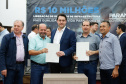 Novos veículos, ruas pavimentadas, construção de escola, de quadra de esportes e de barracões industriais estão entre os investimentos que 24 municípios do Oeste do Paraná farão com apoio do Governo do Estado. O governador Carlos Massa Ratinho Junior esteve nesta sexta-feira (09) em Toledo para assinar as licitações e homologações dos projetos.