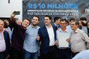 Novos veículos, ruas pavimentadas, construção de escola, de quadra de esportes e de barracões industriais estão entre os investimentos que 24 municípios do Oeste do Paraná farão com apoio do Governo do Estado. O governador Carlos Massa Ratinho Junior esteve nesta sexta-feira (09) em Toledo para assinar as licitações e homologações dos projetos.