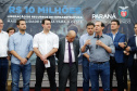 Novos veículos, ruas pavimentadas, construção de escola, de quadra de esportes e de barracões industriais estão entre os investimentos que 24 municípios do Oeste do Paraná farão com apoio do Governo do Estado. O governador Carlos Massa Ratinho Junior esteve nesta sexta-feira (09) em Toledo para assinar as licitações e homologações dos projetos.