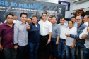 Novos veículos, ruas pavimentadas, construção de escola, de quadra de esportes e de barracões industriais estão entre os investimentos que 24 municípios do Oeste do Paraná farão com apoio do Governo do Estado. O governador Carlos Massa Ratinho Junior esteve nesta sexta-feira (09) em Toledo para assinar as licitações e homologações dos projetos.