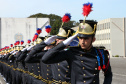 São José dos Pinhais, 09 de agosto de 2019. Solenidade alusiva ao Aniversário da PMPR. Foto: Cadetes passam em continência a Bandeira após receber o espadim. 