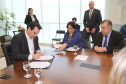 O governador Carlos Massa Ratinho Junior, o secretário da Justiça, Família e Trabalho, Ney Leprevost, e a ministra da Mulher, da Família e dos Direitos Humanos, Damares Alves, assinaram nessa segunda-feira (12), no Palácio Iguaçu, dois protocolos de intenções que visam fortalecer as ações em defesa da mulher e de crianças e adolescentes.Curitiba, 12-08-19.Foto: Arnaldo Alves / ANPr.