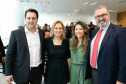 O governador Carlos Massa Ratinho Junior, o secretário da Justiça, Família e Trabalho, Ney Leprevost, e a ministra da Mulher, da Família e dos Direitos Humanos, Damares Alves, assinam dois protocolos de intenções que visam fortalecer as ações em defesa da mulher e de crianças e adolescentes.