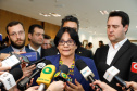 O governador Carlos Massa Ratinho Junior, o secretário da Justiça, Família e Trabalho, Ney Leprevost, e a ministra da Mulher, da Família e dos Direitos Humanos, Damares Alves, assinam dois protocolos de intenções que visam fortalecer as ações em defesa da mulher e de crianças e adolescentes.