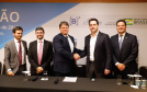O Paraná é o primeiro Estado do Brasil a receber autonomia para administrar contratos de exploração de áreas dos portos organizados. O convênio de delegação de competência foi formalizado nesta terça-feira (13), na Bolsa de Valores de São Paulo (Bovespa), pelo ministro da Infraestrutura, Tarcísio de Freitas, e pelo governador Carlos Massa Ratinho Junior.