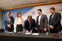 O governador Carlos Massa Ratinho Junior e o ministro da Infraestrutura, Tarcísio de Freitas, assinaram nesta terça-feira (13) um memorando de entendimento para o início de um trabalho conjunto de modelagem do novo programa de concessões de rodovias que cortam o Paraná.