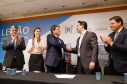O governador Carlos Massa Ratinho Junior e o ministro da Infraestrutura, Tarcísio de Freitas, assinaram nesta terça-feira (13) um memorando de entendimento para o início de um trabalho conjunto de modelagem do novo programa de concessões de rodovias que cortam o Paraná.