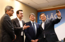 O governador Carlos Massa Ratinho Junior e o ministro da Infraestrutura, Tarcísio de Freitas, assinaram nesta terça-feira (13) um memorando de entendimento para o início de um trabalho conjunto de modelagem do novo programa de concessões de rodovias que cortam o Paraná.