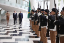 O vice-governador Darci Piana recebeu nesta quarta-feira (14), no Palácio Iguaçu, o embaixador da Nova Zelândia, Chris Langley, e reafirmou o interesse do Paraná em desenvolver projetos de cooperação nas áreas da agricultura, educação e turismo. Piana também apresentou os projetos estruturantes do Estado na área da infraestrutura, que envolvem melhorias em rodovias, ferrovias, portos e aeroportos.Foto: José Fernando Ogura/AEN