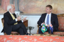O vice-governador Darci Piana recebeu nesta quarta-feira (14), no Palácio Iguaçu, o embaixador da Nova Zelândia, Chris Langley, e reafirmou o interesse do Paraná em desenvolver projetos de cooperação nas áreas da agricultura, educação e turismo. Piana também apresentou os projetos estruturantes do Estado na área da infraestrutura, que envolvem melhorias em rodovias, ferrovias, portos e aeroportos.Foto: José Fernando Ogura/AEN