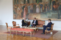 O vice-governador Darci Piana recebeu nesta quarta-feira (14), no Palácio Iguaçu, o embaixador da Nova Zelândia, Chris Langley, e reafirmou o interesse do Paraná em desenvolver projetos de cooperação nas áreas da agricultura, educação e turismo. Piana também apresentou os projetos estruturantes do Estado na área da infraestrutura, que envolvem melhorias em rodovias, ferrovias, portos e aeroportos.Foto: José Fernando Ogura/AEN