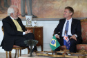 O vice-governador Darci Piana recebeu nesta quarta-feira (14), no Palácio Iguaçu, o embaixador da Nova Zelândia, Chris Langley, e reafirmou o interesse do Paraná em desenvolver projetos de cooperação nas áreas da agricultura, educação e turismo. Piana também apresentou os projetos estruturantes do Estado na área da infraestrutura, que envolvem melhorias em rodovias, ferrovias, portos e aeroportos.Foto: José Fernando Ogura/AEN