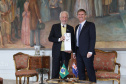 O vice-governador Darci Piana recebeu nesta quarta-feira (14), no Palácio Iguaçu, o embaixador da Nova Zelândia, Chris Langley, e reafirmou o interesse do Paraná em desenvolver projetos de cooperação nas áreas da agricultura, educação e turismo. Piana também apresentou os projetos estruturantes do Estado na área da infraestrutura, que envolvem melhorias em rodovias, ferrovias, portos e aeroportos.Foto: José Fernando Ogura/AEN