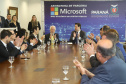 O Governo do Estado e a Microsoft Brasil firmaram nesta quarta-feira (14), protocolo de intenções para colaboração mútua em ações nas áreas da educação, qualificação, inovação e empreendedorismo. O documento foi assinado pelo governador Carlos Massa Ratinho Junior e a presidente da Microsoft Brasil, Tânia Conte Cosentino.