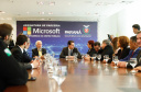 O Paraná é o primeiro Estado do Brasil a fechar um convênio com a Microsoft com o objetivo de fomentar a educação, qualificação, inovação e empreendedorismo. O protocolo de intenção foi assinado pelo governador Carlos Massa Ratinho Junior e a presidente da Microsoft Brasil, Tânia Cosentino, nesta quarta-feira (14), em solenidade no Palácio Iguaçu.