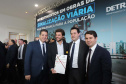 O governador Carlos Massa Ratinho Junior e o diretor do Detran, Cezar Kogut, autorizam repasse do Detran para municípios realizarem obras de sinalização nas cidades.Curitiba, 14-08-19Foto: Arnaldo Alves / ANPr.