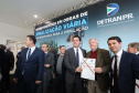 O governador Carlos Massa Ratinho Junior e o diretor do Detran, Cezar Kogut, autorizam repasse do Detran para municípios realizarem obras de sinalização nas cidades.Curitiba, 14-08-19Foto: Arnaldo Alves / ANPr.