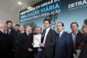O governador Carlos Massa Ratinho Junior e o diretor do Detran, Cezar Kogut, autorizam repasse do Detran para municípios realizarem obras de sinalização nas cidades.Curitiba, 14-08-19Foto: Arnaldo Alves / ANPr.